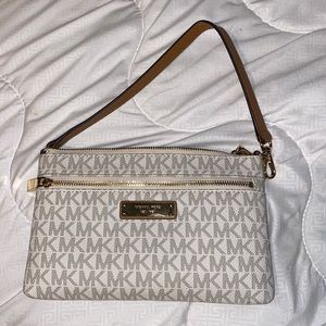 Micheal Kors Lg Wristlet